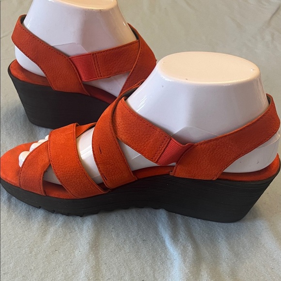 AEROSOLES Women's Vibrant Orange Sandals size 7.5 - Picture 2 of 6